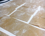 Foto del paso 2 de la receta: Lasaña boloñesa con pasta fresca integral