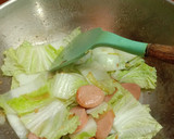 Foto langkah ke 3 dari resep Tumis Sawi Sosis.