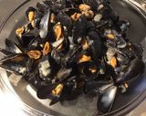 Une image de l'étape 1 de Moules aux tomates, champignons et persil.