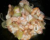 Foto langkah ke 4 dari resep Udang Goreng Lezaatt.