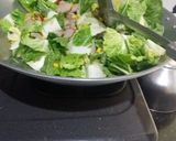 Foto langkah ke 3 dari resep Tumis sawi bakso.
