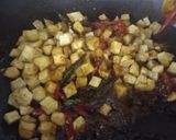 Foto langkah ke 2 dari resep Kentang asam pedas.