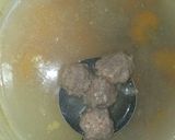 Foto langkah ke 3 dari resep Sup Jamur Tiram Bola-bola Daging.