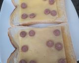 A picture of step 4 of Miny bread pepperoni pizza.