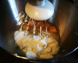 Foto del paso 1 de la receta: Bizcocho con queso, yogur y avellanas