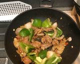 A picture of step 6 of Spicy soy sauce chicken with onion and green pepper.