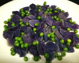 Foto del paso 3 de la receta Ensalada de patatas azules con huevo y tomate