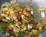 รูปขั้นตอนการทำที่ 4 ของ ผัดมาม่า ผัดเส้นผัก อกไก่ คลีน