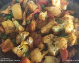 A picture of step 3 of Gobhi gazar mix veg.
