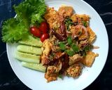รูปขั้นตอนการทำที่ 2 ของ "ลาบไข่เจียว" Omelette Spicy Salad🌶🧅🍃🥚