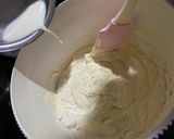 Foto langkah ke 3 dari resep Strawberry cake pudding.