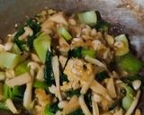 Foto langkah ke 5 dari resep Tumis Jamur Shimeji.
