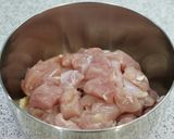 Foto langkah ke 1 dari resep Tumis ayam goreng tahu bunga bawang.