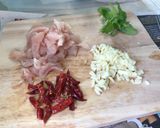 รูปขั้นตอนการทำที่ 2 ของ สปาเก็ตตี้ ผัดพริกแห้งไก่