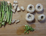 Foto del paso 1 de la receta: Espárragos con champiñones