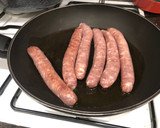 Foto del paso 1 de la receta: Salchichas cocidas con vino patatas fritas y huevo frito
