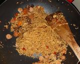 Foto langkah ke 3 dari resep Mie goreng tek tek.