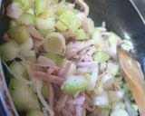 Foto del paso 2 de la receta: Tortellini de 4 Quesos con salsa de calabacín, puerro y Lacón