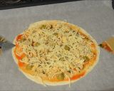 Foto del paso 4 de la receta: Pizza de pollo (en tortilla de trigo)