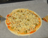 Foto del paso 4 de la receta: Pizza de pollo (en tortilla de trigo)