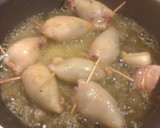Foto del paso 9 de la receta: Chipirones en su tinta rellenos de huevo de codorniz atún y surimi