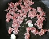 Foto del passaggio 2 della ricetta Gemelli, al pesto di bietoline e anacardi con salsiccia e curcuma