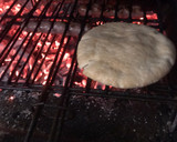 Foto del paso 3 de la receta: Bocadillo de pan de pita y longanizas a la brasa