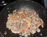 Foto del paso 3 de la receta: Pasta con camarones al vino blanco