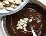 Foto del passaggio 2 della ricetta Mandorle tostate ricoperte di cioccolato 🍫