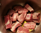 Foto del paso 2 de la receta: Costillar de ternera con patatas, habas y guisantes