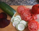 Foto del paso 1 de la receta Carpaccio de tomate corazón y remolacha con queso ahumado