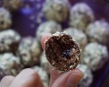 Foto langkah ke 5 dari resep Choco Peanut Oat Balls with Blueberry Jam.