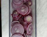 Mézes-fűszeres-málnaecetes hagyma recept fázis 2 fotója