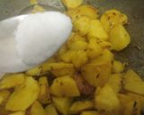 A picture of step 5 of Jeera saunf flavour potatoes.