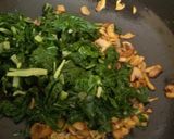 A picture of step 2 of Mushroom in spinach.