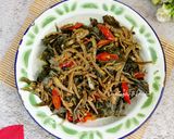 Foto langkah ke 3 dari resep Tumis Daun Singkong Teri.