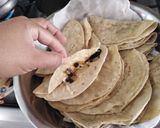 Foto del paso 4 de la receta: Quesadillas sencillas de cuitlacoche y espinacas