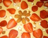 Foto del passaggio 3 della ricetta Torta soffice con fragole e mandorle
