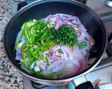 Foto del paso 5 de la receta: Bonito en salsa de dos tipos de cebollas, pimiento y azafrán