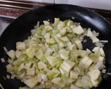 Foto del paso 1 de la receta: Quiche de calabacín y puerros