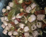 Foto del paso 7 de la receta: Espagueti al ajo con longaniza de pavo, setas y tomate seco