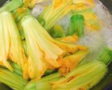 Hình bước làm 3 của món Canh Bông Bí Nấu Tôm