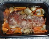 Foto del paso 3 de la receta: Solomillo de cerdo al horno super fácil con verduras y papas al horno