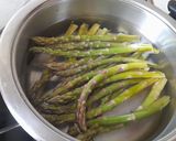 Foto del paso 1 de la receta: Espárragos sobre puré de patatas con queso -aligot-