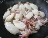 Foto del paso 1 de la receta: Chipirones encebollados al vino blanco 🦑🥂