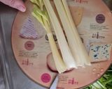 Foto del paso 1 de la receta: Ensalada de apio, nueces, pasas rubias y queso azul + agua de apio 💧 (receta de aprovechamiento)