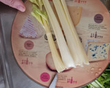 Foto del paso 1 de la receta: Ensalada de apio, nueces, pasas rubias y queso azul + agua de apio 💧 (receta de aprovechamiento)