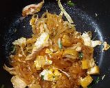 A picture of step 6 of Chicken Pad Thai.