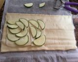 Foto del paso 1 de la receta: Empanada de tomate, calabacín y queso (MINI)