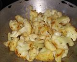 A picture of step 1 of Coconut milk cauliflower sabji.